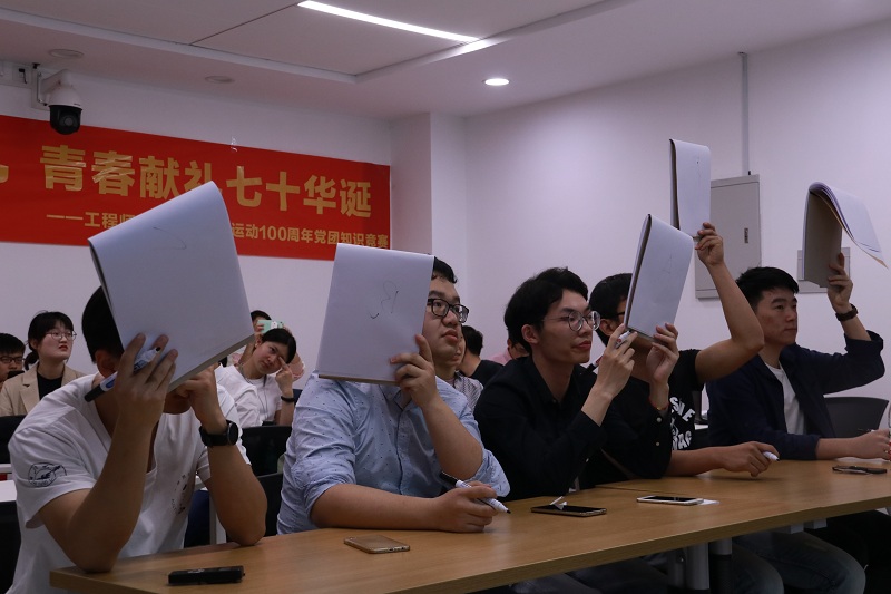选手举起答题板公示答案.JPG