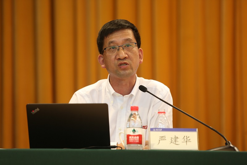 浙江大学党委常委、副校长严建华作新生开学报告.JPG